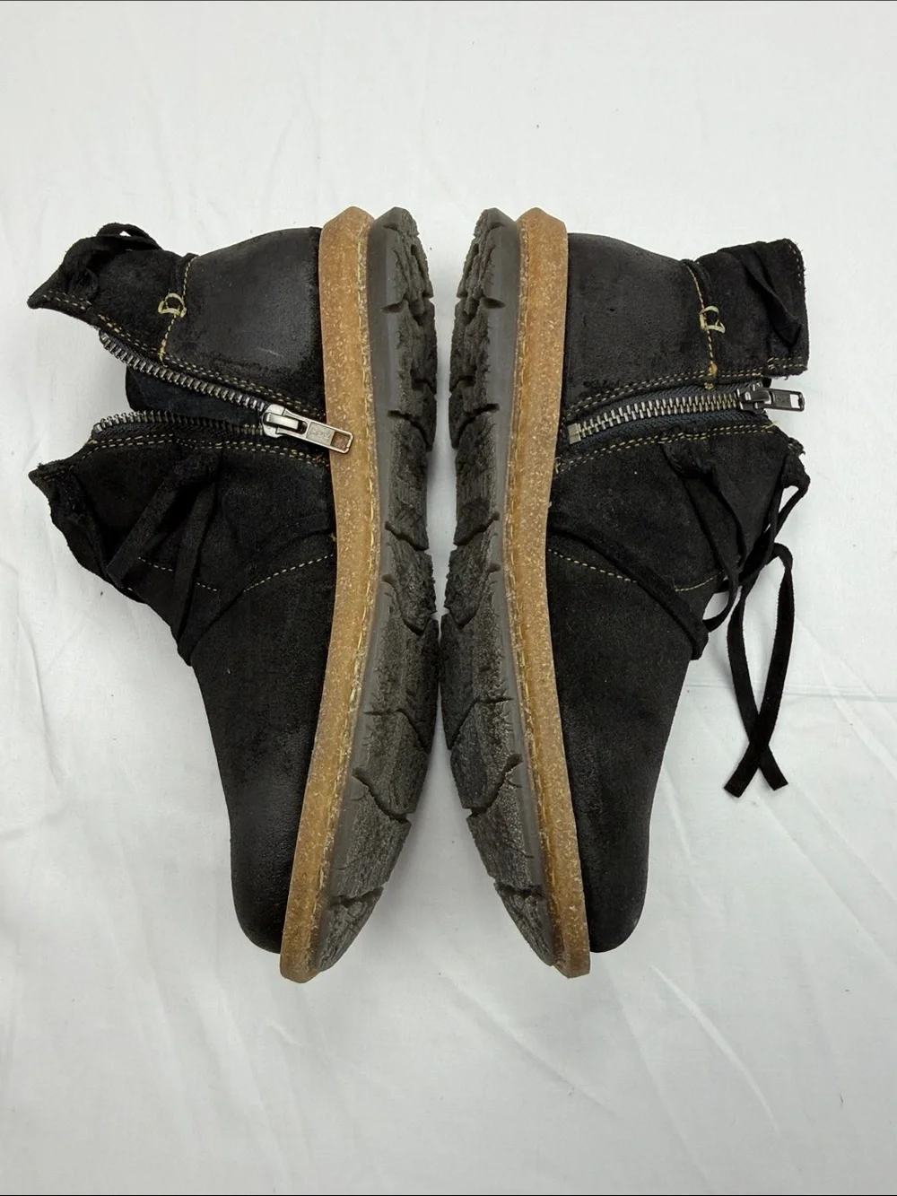 Børn Tarkiln Ankle Boot in Black Distressed.